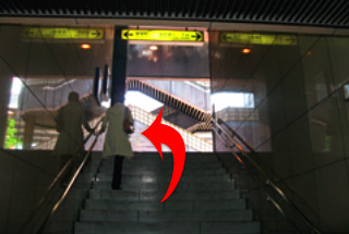 地下鉄メトロ上野駅2番出口を出て、すぐ左折して下さい。