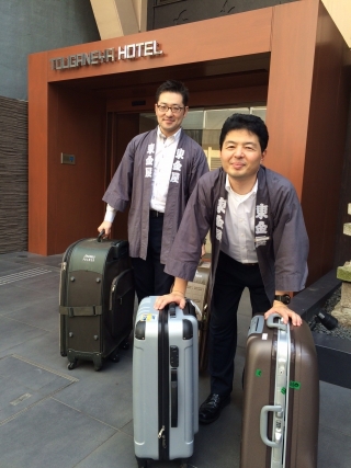 お手荷物の運び、駅までお手伝いいたします。