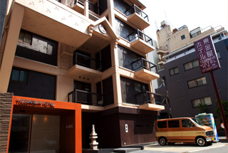 You see our hotel on the left side after you turn right at “銀だこ大衆酒場“Welcome to Ueno Touganeya Hotel.